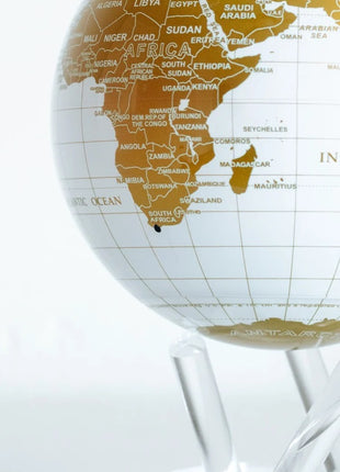 Mova Globes wereldbol aarde wit / goud draaiend zonne-energie
