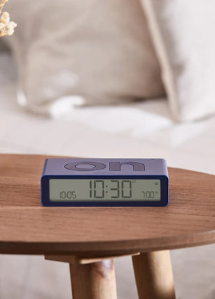 LR147DB9 LEXON Flip Classic digitale oplaadbare wekker on/off donkerblauw