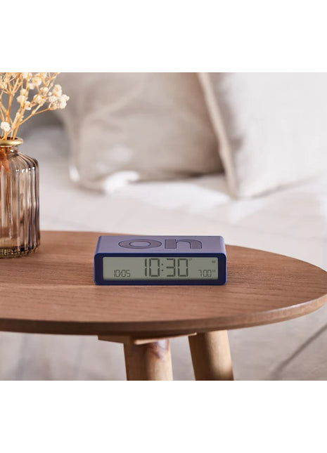 LR147DB9 LEXON Flip Classic digitale oplaadbare wekker on/off donkerblauw