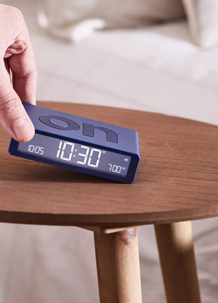 LR157DB9 LEXON Flip Classic digitale oplaadbare wekker on/off donkerblauw