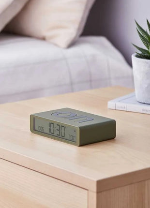 LR157K9 LEXON Flip Classic digitale oplaadbare wekker on/off kaki