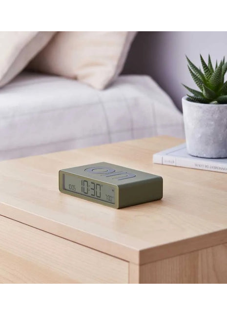 LR157K9 LEXON Flip Classic digitale oplaadbare wekker on/off kaki