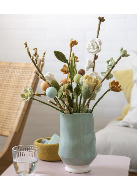 Gry & Sif vilten tak bruin met mint groene bessen 61 cm