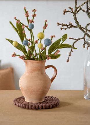 Gry & Sif vilten tak groen met roze bessen 61 cm