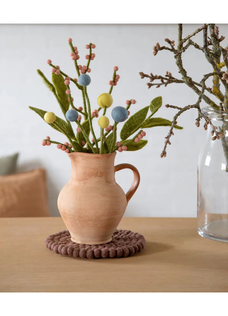 Gry & Sif vilten tak groen met roze bessen 61 cm