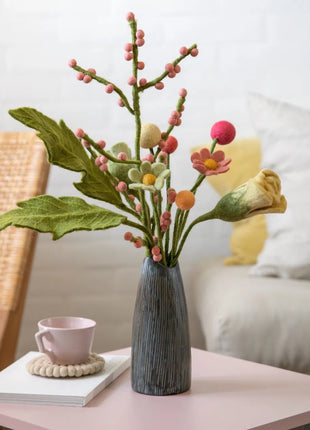 Gry & Sif vilten tak groen met roze bessen 61 cm
