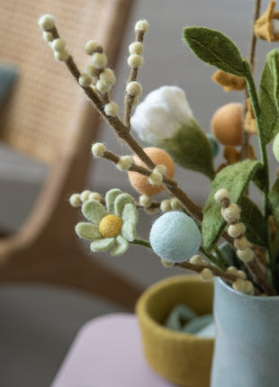 Gry & Sif vilten bloem - anemoon - mint groen 30 cmGry & Sif vilten bruine tak met witte bessen 61 cm