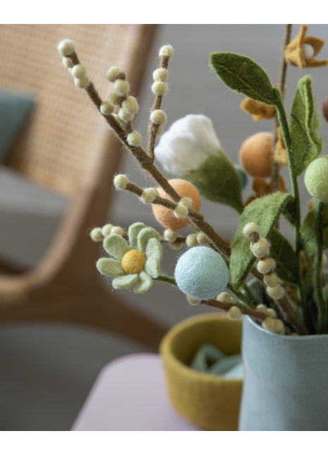 Gry & Sif vilten bloem - anemoon - mint groen 30 cmGry & Sif vilten bruine tak met witte bessen 61 cm