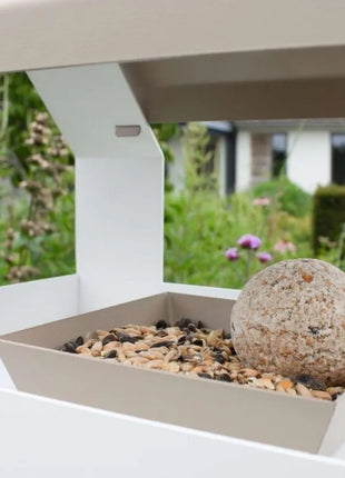 Heeej Barn vogelvoederhuis / birdfeeder op paal zand