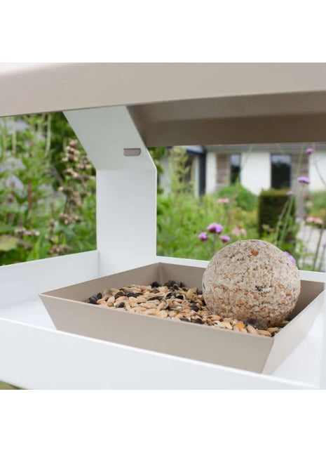 Heeej Barn vogelvoederhuis / birdfeeder op paal zand