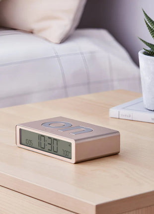 LEXON Flip Classic digitale oplaadbare wekker on/off soft gold