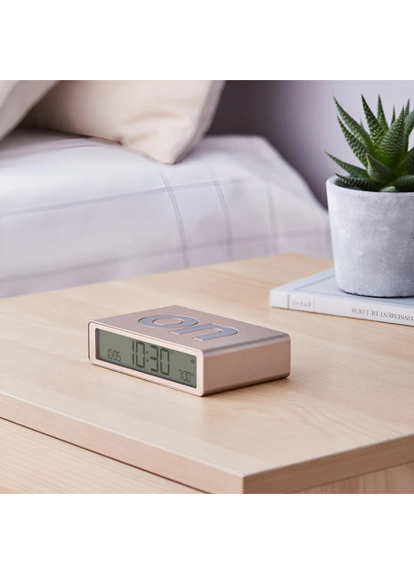 LEXON Flip Classic digitale oplaadbare wekker on/off soft gold