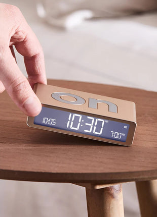 LEXON Flip Classic digitale oplaadbare wekker on/off soft gold