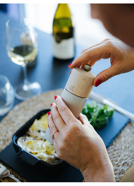 39905 Peugeot Line houten pepermolen aluminium natural 18cm