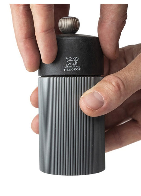 39936 Peugeot Line houten manuele zoutmolen carbon donker 12cm