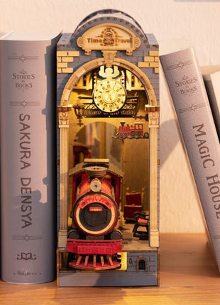 TGB04 Robotime Rolie Book Nook Time Travel - locomotief trein bouwpakket