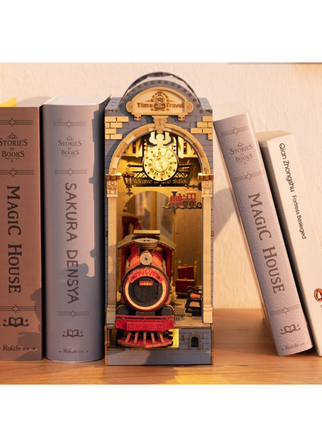 TGB04 Robotime Rolie Book Nook Time Travel - locomotief trein bouwpakket