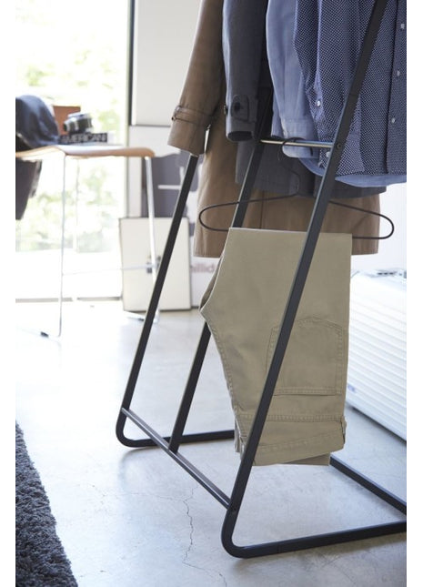 02739 Yamazaki Hanger Rack 1.1 - kledingrek / kapstok staand zwart