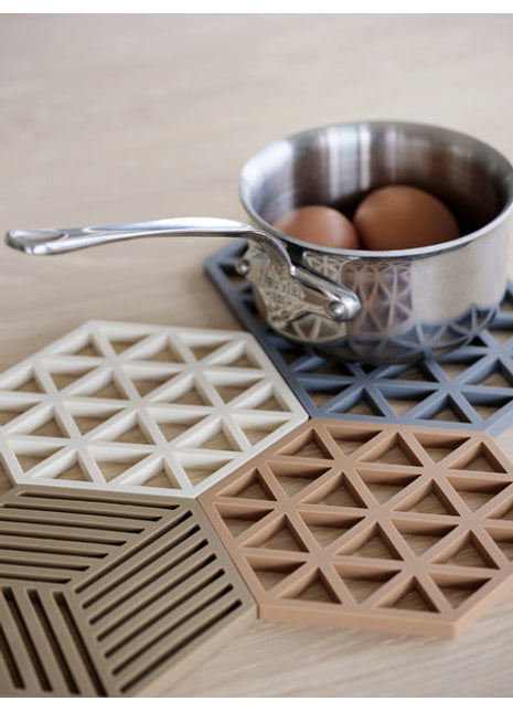 Zone Denmark Hexagon pannenonderzetter cool grey331282 Zone Denmark Hexagon pannenonderzetter sky / grijs330136 Zone Denmark Hexagon pannenonderzetter warm grijs